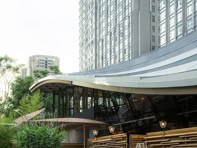 現代餐廳內部，設有吧台區、木質與玻璃元素，以及舒適的客人座位