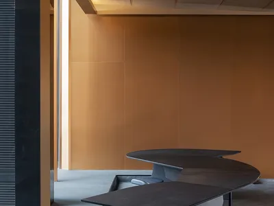 木質與金屬元素的溫馨餐廳內部，設有多張餐桌椅，呈現現代時尚氛圍