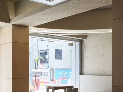 空蕩蕩的餐廳內部，大片窗戶、木椅與自然光線