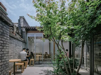 溫馨餐廳用餐空間，配木質地板、玻璃隔間與現代家具，設有多張桌椅適合社交與享用餐點
