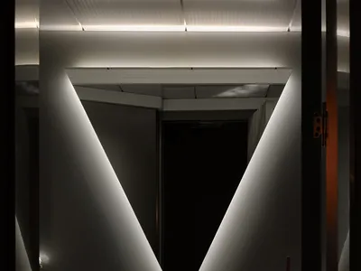 乾淨整潔的浴室，配有洗手台與鏡子，洗手台上擺放一瓶物品
