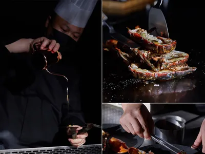 廚房場景，有兩人準備食物，廚師在爐灶烹煮，餐桌上擺放海鮮與蔬菜