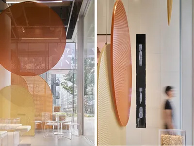 擁有舒適座椅、大片窗戶與牆面藝術品的餐廳，營造溫馨的氛圍