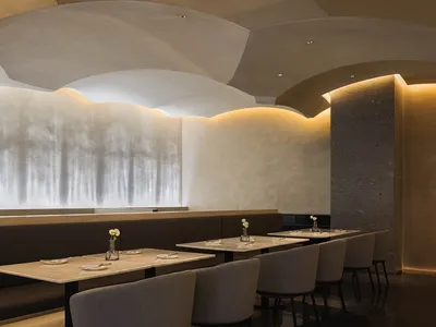 現代餐廳配有長餐桌、椅子、盆栽植物與各式裝飾品