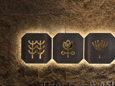 典雅室內設計，特色石牆飾以金箔圖案及雕刻木板，展現四種獨特藝術風格