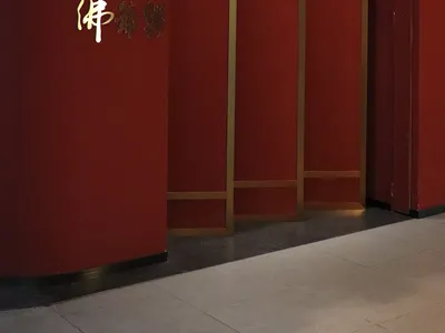 中式餐廳內華麗紅牆飾以金色點綴，細膩圖案設計、兩扇門扉，營造奢華氛圍