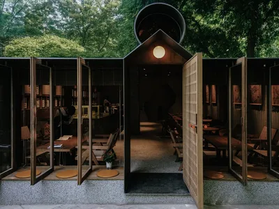 開放式餐廳內部，木質桌椅、木地板與溫暖氛圍
