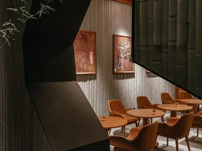 餐廳內部以木桌椅舒適排列，營造溫暖親切的氛圍