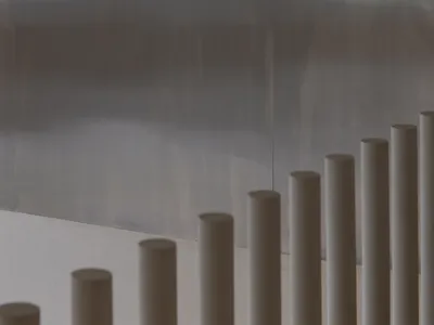 一位女性站在鏡子前，手持手袋的現代臥室，周圍是當代空間，擺放兩個花瓶與牆上大型鏡子