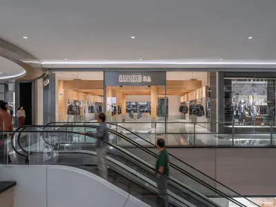 井然有序的零售空間，玻璃窗展現商品、自然光線，以及顧客瀏覽商店