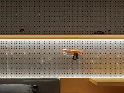 一間休閒臥室，配有床鋪、沙發，以及展示玩具與物件的佈告板，營造舒適氛圍