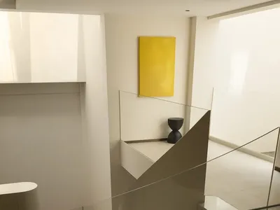 現代住宅中光線充足的玻璃扶手樓梯，展現乾淨線條與極簡設計