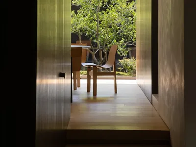 溫馨舒適的餐廳空間，設有餐桌與兩把椅子、盆栽植物，營造溫暖氛圍