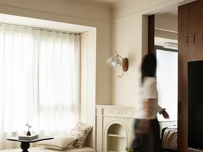 舒適的居住空間，包含雙床、電視、沙發、椅子、餐桌與盆栽