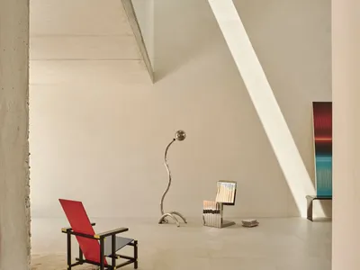 明亮溫馨的客廳空間，配有紅椅、餐桌與各式家具，陽光透過窗戶灑入照明