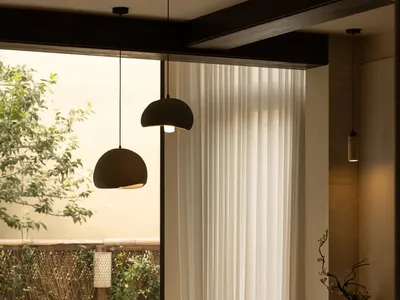 溫暖舒適的廚房空間，配有木質餐桌、盆栽植物與溫馨氛圍