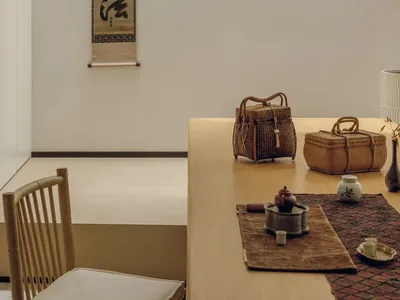 一間溫暖和親切的餐廳，擺放各種物品的木桌和椅子，周圍充滿舒適的氣氛