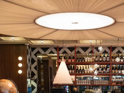 一間現代餐廳的室內設計，擁有充足的酒吧、餐桌和花瓶，為酒和餐飲創造了舒適的氛圍