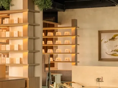 一家現代餐廳擁有木地板，裝飾著各種家具，營造一種舒適和邀人的氛圍，伴隨著柔和的燈光