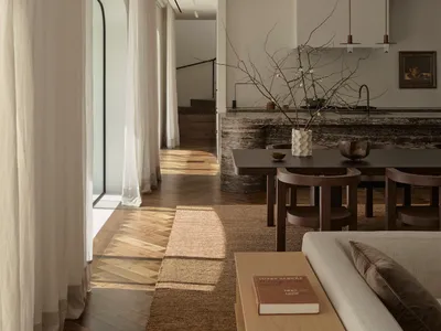 以木地板、石材 countertops 和自然光線為主的明亮現代廚房