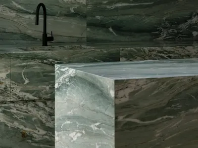 浴室有白大理石 countertop、水槽以及昏暗的照明，創造出溫馨的氛圍