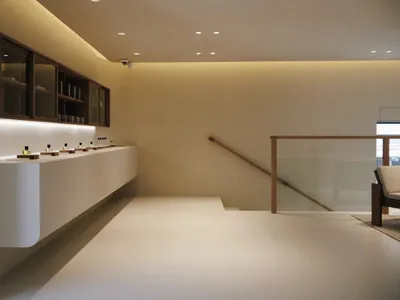 簡約廚房的2D平面圖，具有白色頂面板和木質樓梯，廚房內有水槽和樓梯通往另一個樓層