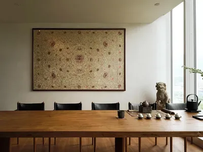 溫暖和令人愉悅的用餐空間，有木製桌子和椅子、大型地毯和用餐設施