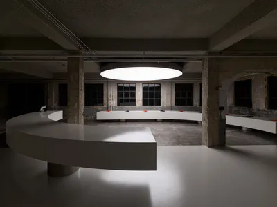 一間現代化的廚房餐廳空間，白色台面、餐桌、椅子、水槽和冰箱，主要以白色色系為主，配以柔和的燈光