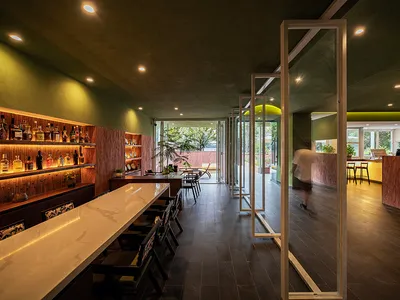 舒適的餐廳擁有現代設計，餐吧區域、花罈植物和柔和照明