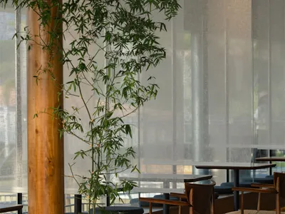 一間用木地板和木家具裝潢的餐廳，營造出溫暖和邀人入座的氛圍