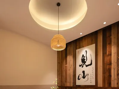 一間餐廳，擺放著木製桌椅，配上各種物品，周圍充滿溫暖的木質元素和自然光線