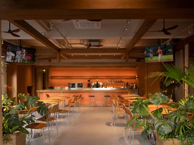 現代餐廳內有木質酒吧、餐桌和椅子，營造出溫暖和溫馨的氛圍，使用自然材料