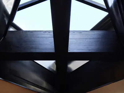 充滿光亮和溫馨的餐廳，透過天窗獲得自然光線，現代木材和玻璃材料