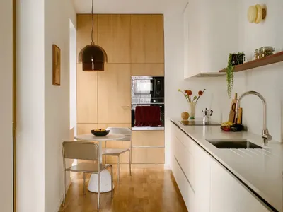 充滿光明感的廚房和用餐區域，主要以白色為基調，自然光線，現代家電