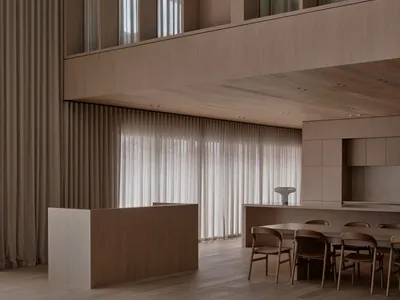 光明亮堂堂的廚房，木地板和櫥櫃，自然光線，和餐桌