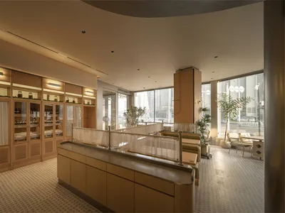一間充滿溫暖氣氛的廚房用餐空間,有木製的桌子和椅子,並且擺放了各種 सज 具和植物,創造出舒適的氛圍