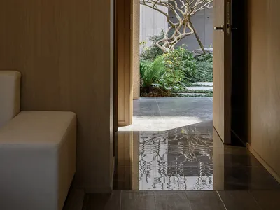 配有木地板、木門、開放的大門與陽台，透過大門可看到樹木與溫暖的氣氛