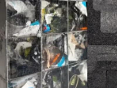 一間灰色磚磚地板和家具的客廳，透過天花板燈光照亮