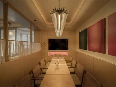 用木製家具裝潢的餐廳，walls上有一個電視，充滿著溫馨的氣氛