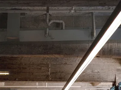 舒適的餐廳內飾以現代式酒吧、磚牆和混凝土地板，餐桌、椅子和電視