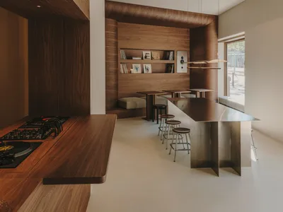 溫暖和溫馨的廚房和餐廳區域，木質櫥櫃,木質工作台和餐桌周圍的椅子
