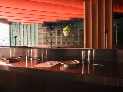 一間現代餐廳的木紋設計，內有餐桌、花瓶和花盆，營造出一種溫馨和舒適的氛圍