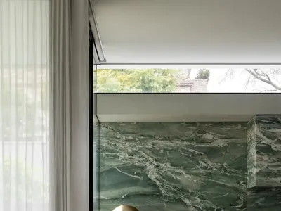 浴室擁有大理石工作台和水槽，擁有大型窗戶和現代設計