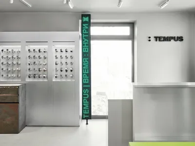 一間潔淨且組織良好的展售廳，牆壁和地板掛著鐘錶，整體採用白色風格