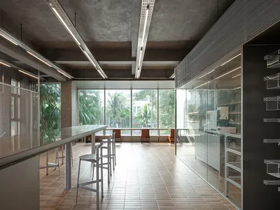一間大型敞開的餐廳，具有現代設計、白色材料、自然光線從闊大的窗戶中流入