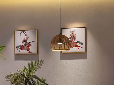 一間充滿柔光的餐廳中，有桌子、椅子、花盆中的植物和花瓶，形成了舒適且吸引人的氛圍