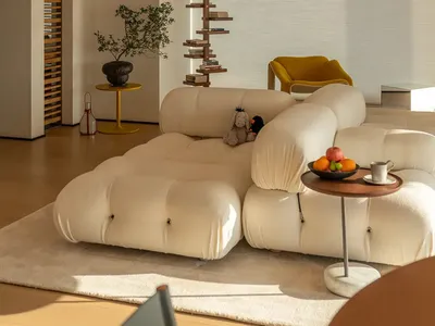 舒適的家庭房間裡有一個白色沙發、黃色椅子、餐桌、盆栽和花瓶，氛圍溫暖親切