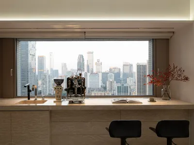 現代廚房和用餐空間，擁有大型窗戶提供城市景觀、馬賽克 countertop 和地板，以及玻璃窗，擺放椅子、花盆和用餐桌