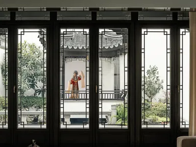 舒適的客廳時尚裝潢，配有壁爐、木製家具和柔和燈光