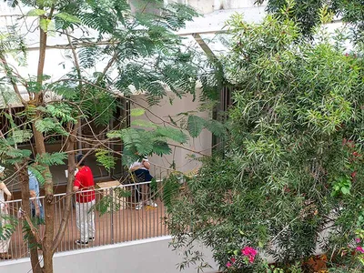 熱鬧的零售空間，磚面地板，充滿購物與社交的人群，亮麗燈光